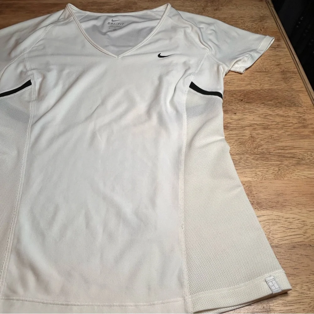 Nike Women's Dri-FIT V-neck Athletic Tee Medium‎